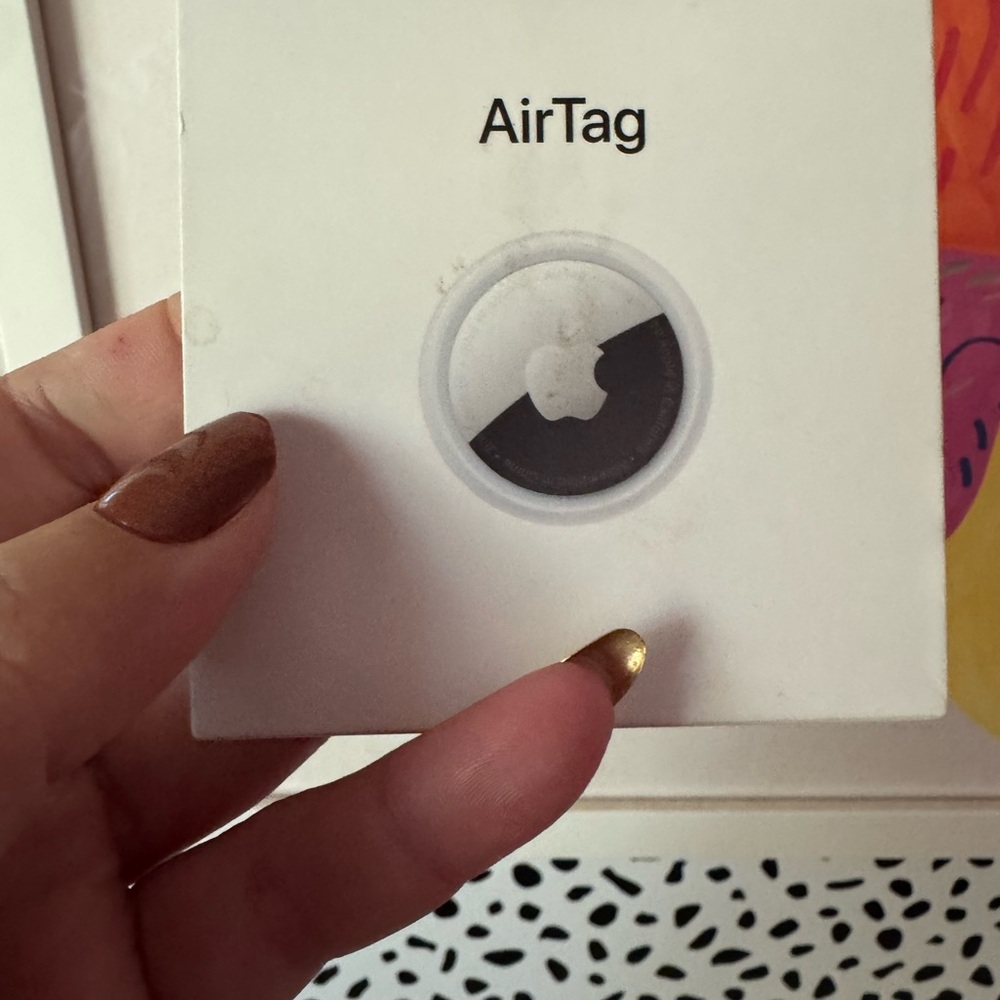 Apple air tag white